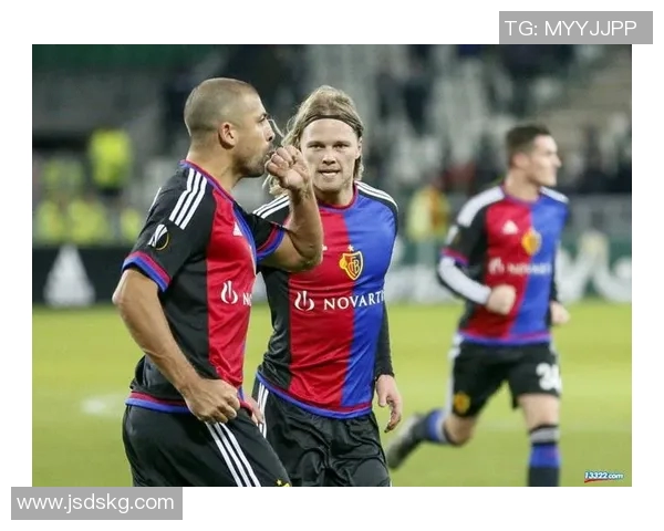 以一首诗描绘足球巨星风采，感受他们赛场上的荣耀与激情