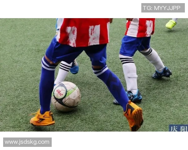 当世界巨星缩小成迷你足球少年演绎绿茵场上的奇幻冒险